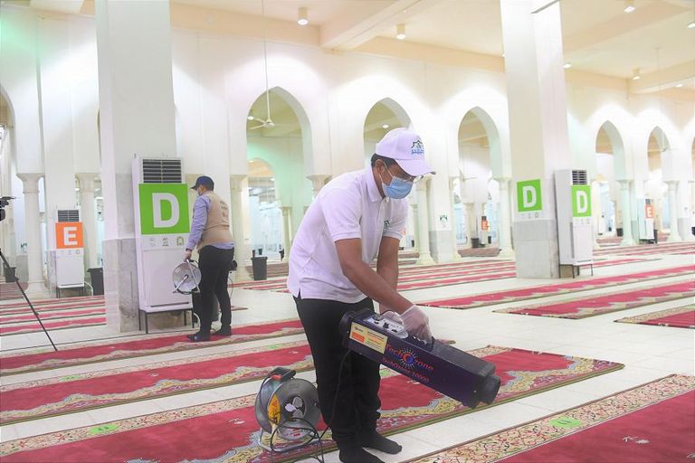 جانب من إجراءات تطهير وتعقيم المسجد الحرام باستخدام تقنية