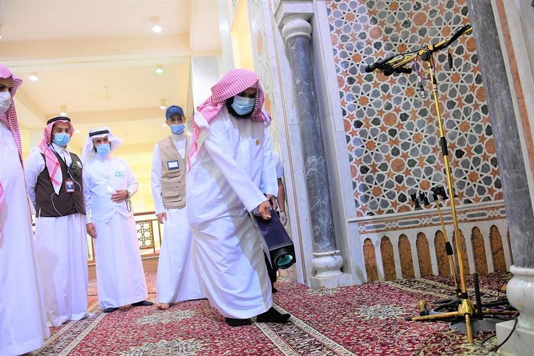 جانب من إجراءات تطهير وتعقيم المسجد الحرام باستخدام تقنية