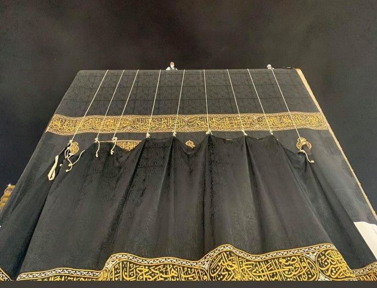 عدد قطع حزام كسوة الكعبة المشرفة يبلغ 16 قطعة