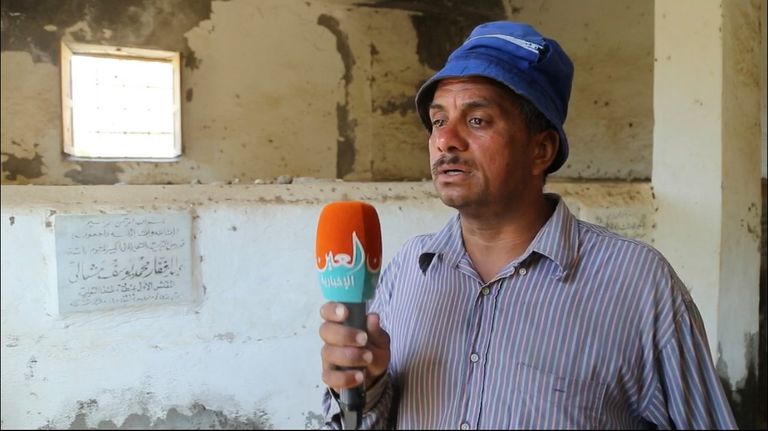 سمير أحمد، حارس مقبرة "عائلة مشالي" في قرية "ظهر التمساح" يتحدث لـ"العين الإخبارية"من داخل مقبرة الدكتور محمد مشالي المعروف بـ"طبيب الغلابة"، في محافظة البحيرة، شمالي مصر عيادة الدكتور محمد مشالي