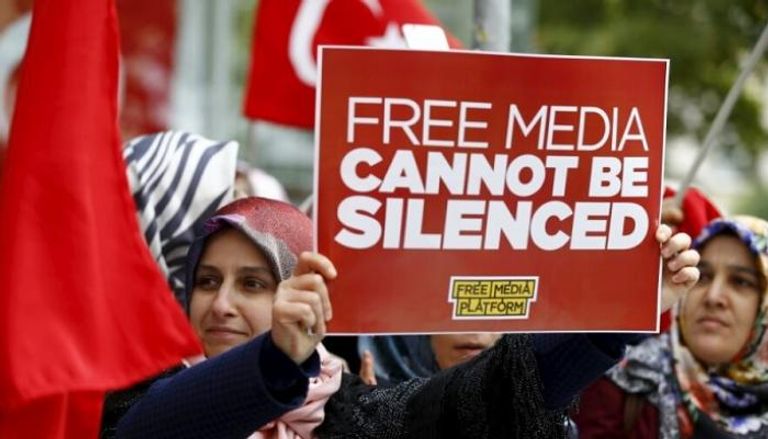 لافتات تطالب بحرية الإعلام في تركيا