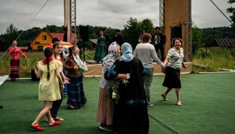 مجموعة من سكان موسكو يتعلمون الرقصات التراثية القوزاقية