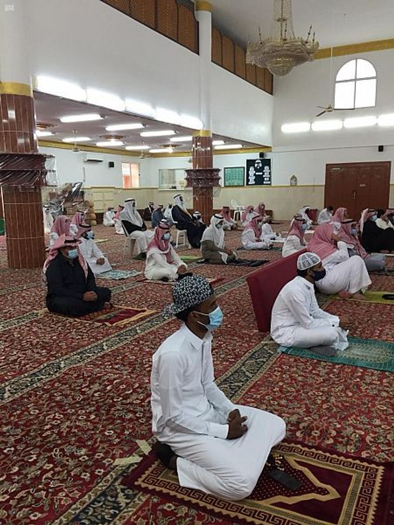 مصلون يؤدون صلاة عيد الأضحى