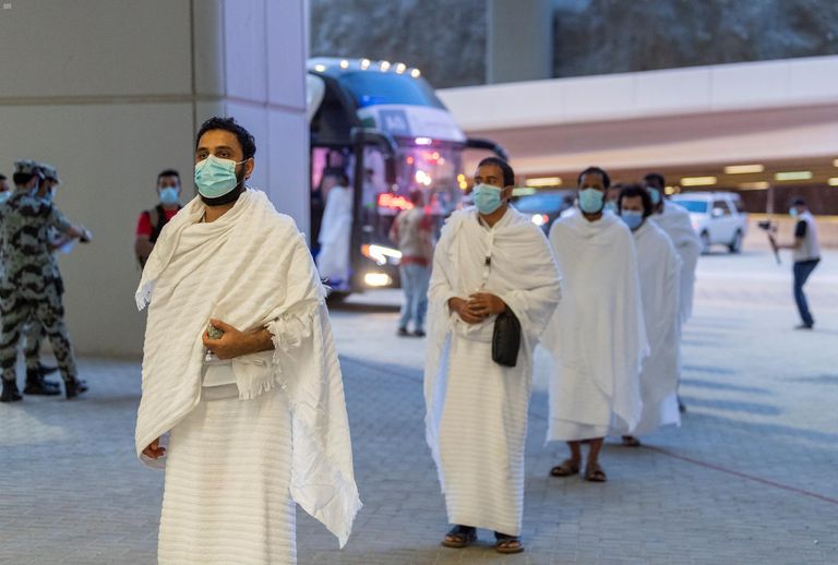 حجاج يصلون إلى مشعر منى 