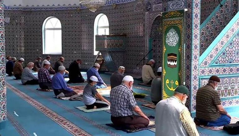 مسلمون يؤدون صلاة العيد بأحد مساجد ألمانيا