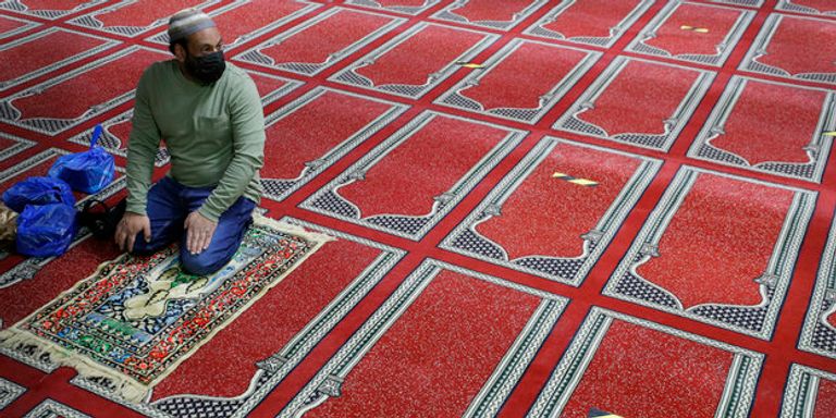 مسلمون يؤدون صلاة العيد بأحد مساجد ألمانيا