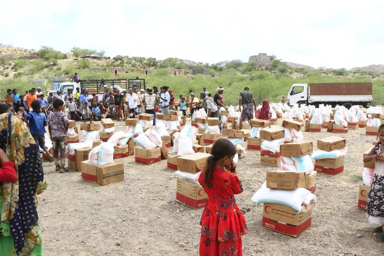 عضو فريق الهلال الأحمر الإماراتي يتحدث مع طفلة يمنية