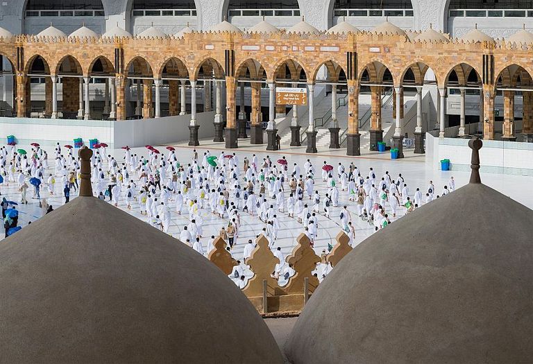 حجاج يرمون جمرة العقبة خلال شعائر الحج