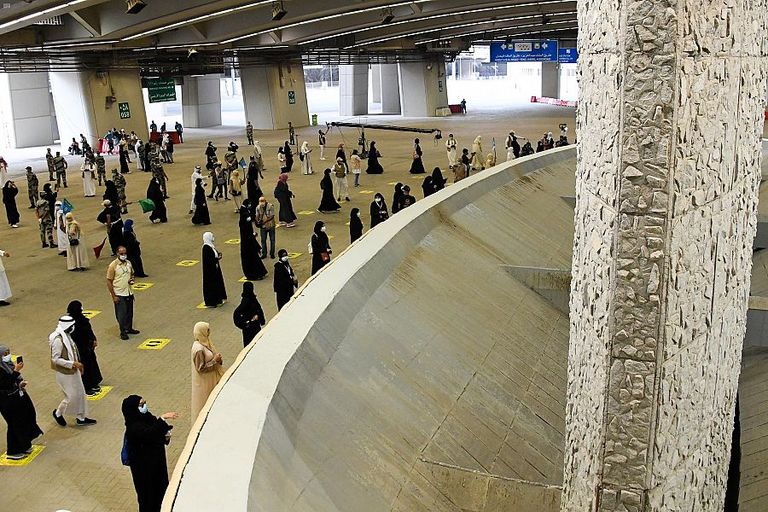 حجاج يرمون جمرة العقبة خلال شعائر الحج