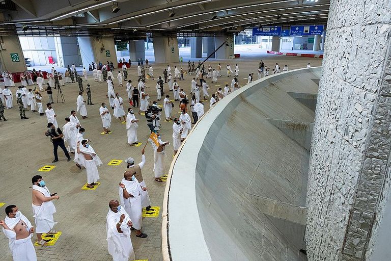حجاج يرمون جمرة العقبة خلال شعائر الحج
