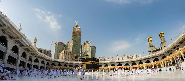 حجاج يرمون جمرة العقبة خلال شعائر الحج