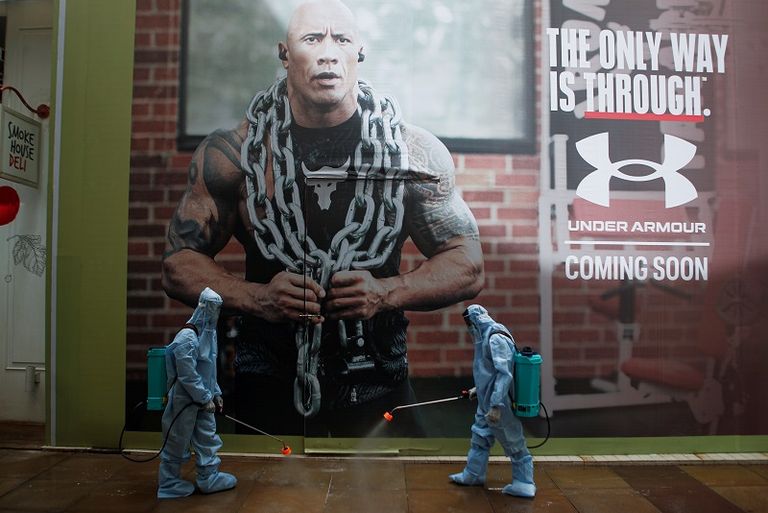 رجل يرتدي الكمامة للوقاية من فيروس كورونا في بلجيكا