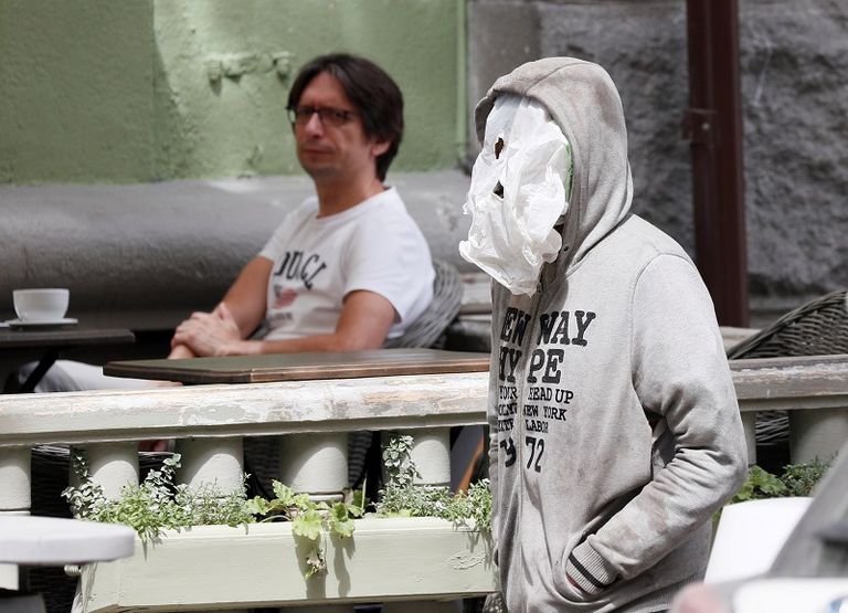 رجل يرتدي الكمامة للوقاية من فيروس كورونا في بلجيكا