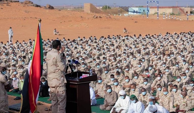 حميدتي خلال كلمته أمام ضباط وجنود قوات الدعم السريع بمعسكر النسور غرب مدينة أم درمان الفريق أول محمد حمدان دقلو