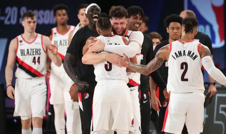 فرحة لاعبي بورتلاند تريل بليزرز بالفوز على ممفيس جريزليز بدوري السلة الأمريكي