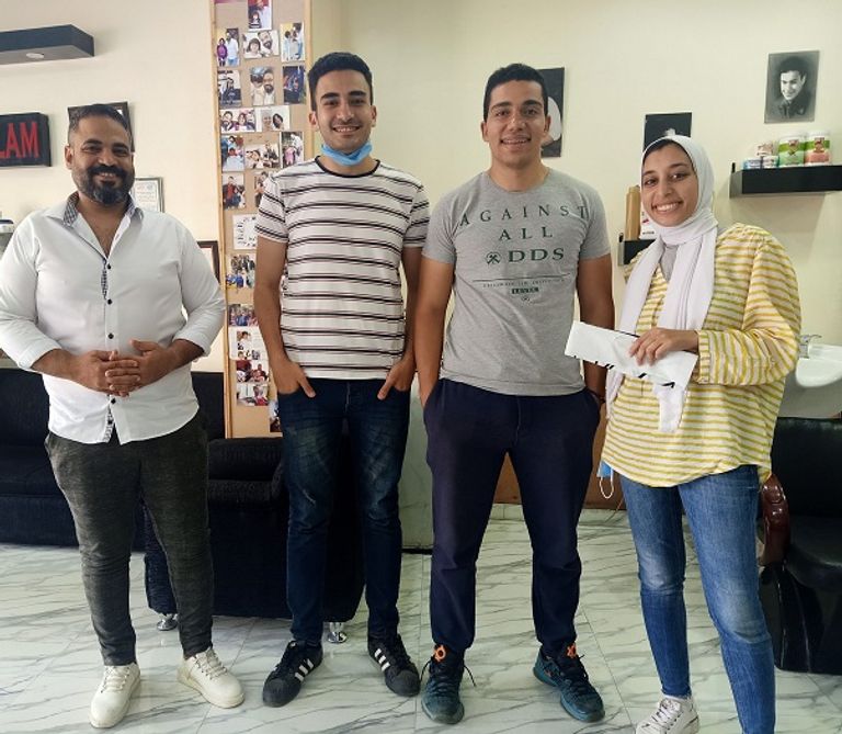 المصفف المصري سامح سلام مع أحد المتبرعين بالشعر