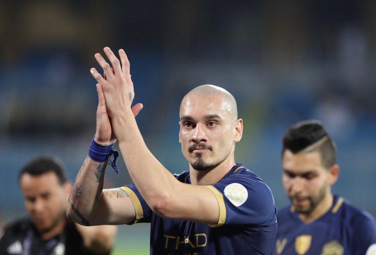 البرازيلي مايكون لاعب النصر السعودي ليندر تاوامبا مهاجم التعاون السعودي