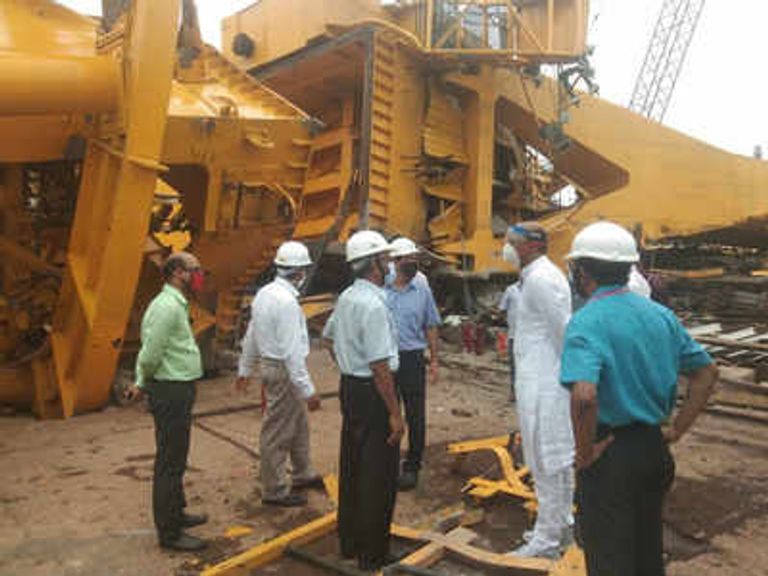 سقوط الرافعة في حوض بناء السفن