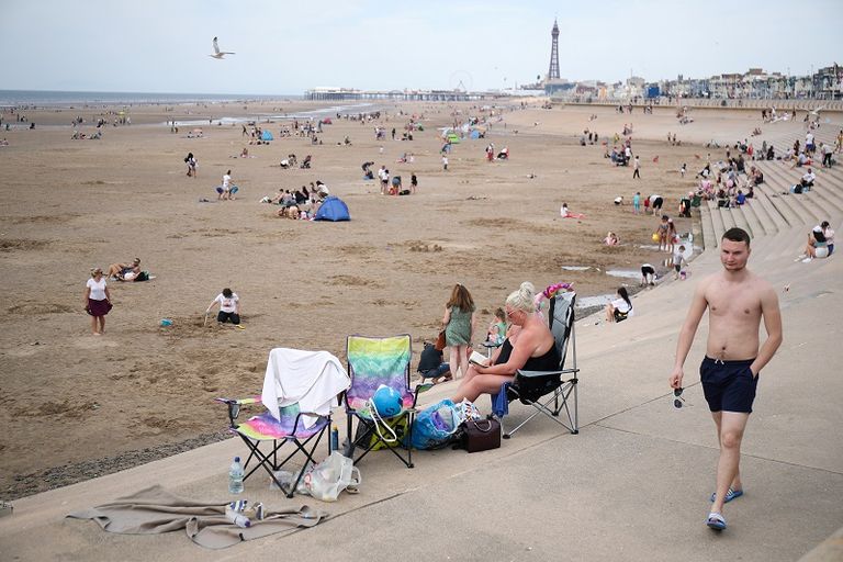 الناس يستمتعون بالطقس الحار في بريطانيا