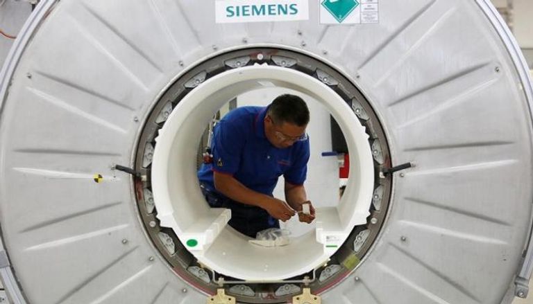 آلة تصوير بالرنين المغناطيسي في سيمنس هيلثنيرز -رويترز