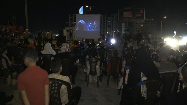 مبادرة سينما على الرصيف تنير ظلام غزة