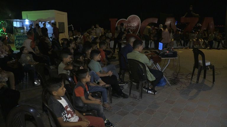 مبادرة سينما على الرصيف تنير ظلام غزة