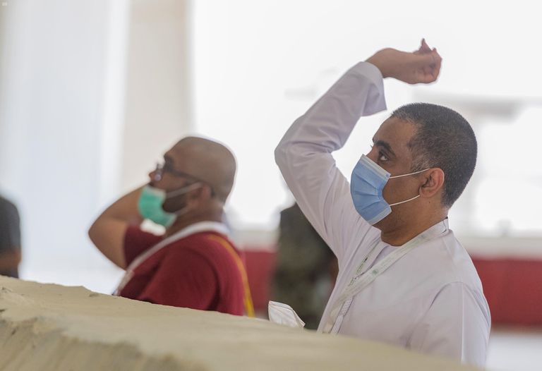 حجاج بيت الله الحرام يرمون الجمرات