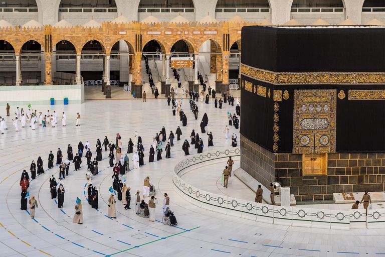 حجاج بيت الله الحرام يرمون الجمرات