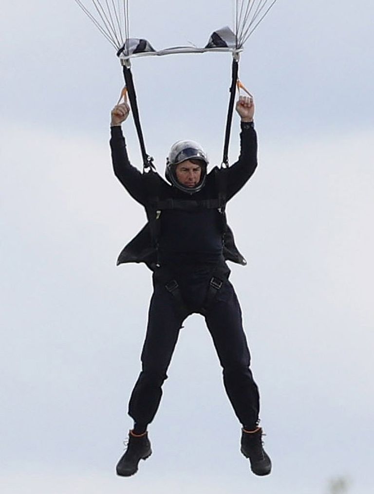 توم كروز بعد القفز من المروحية توم كروز يقفز من ارتفاع 10 آلاف قدم بـ