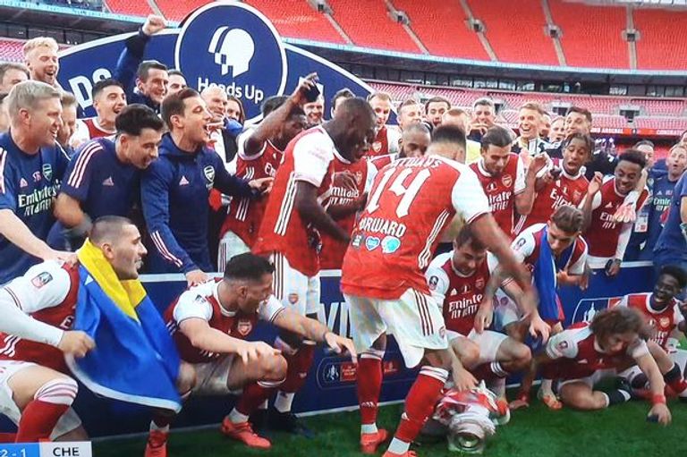 لحظة سقوط الكأس أرسنال بطل كأس الاتحاد الإنجليزي