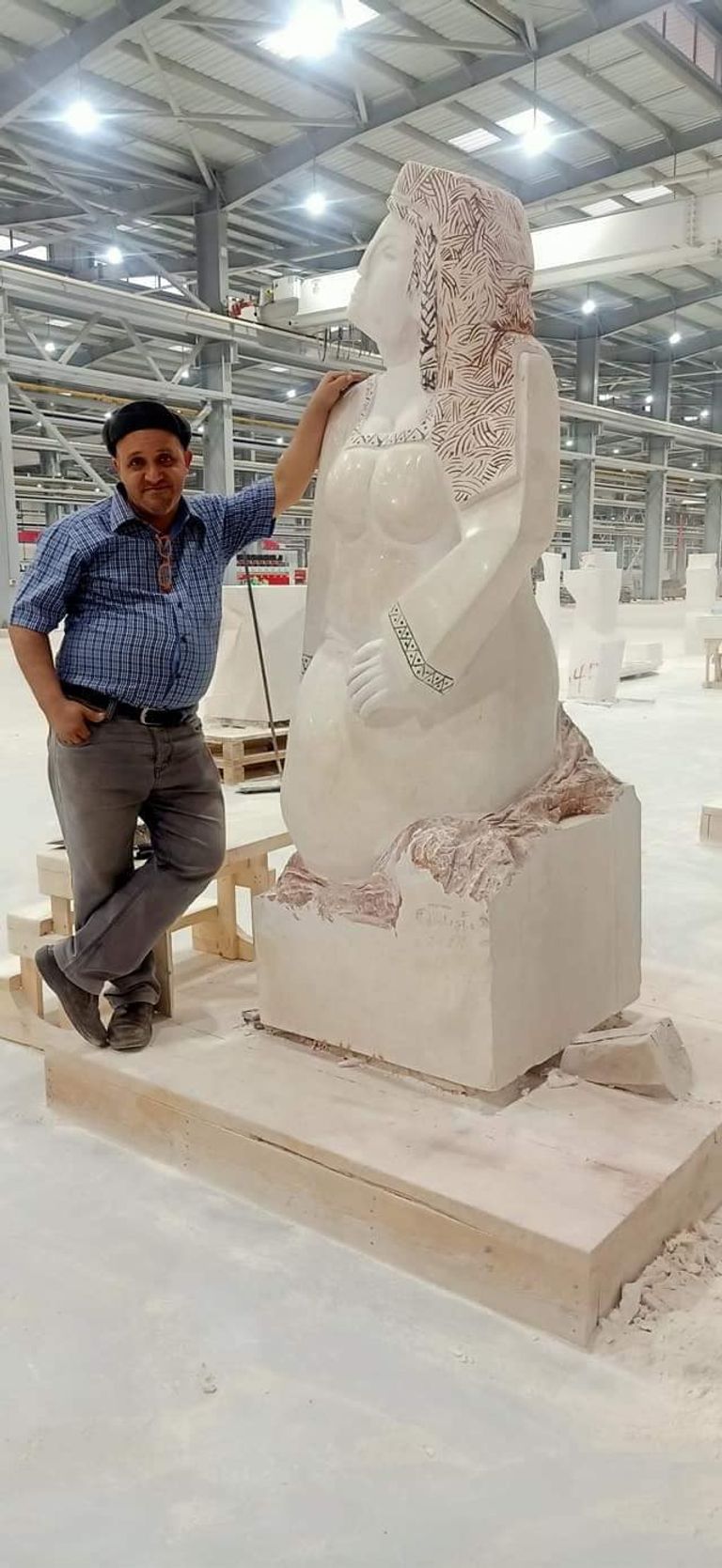 النحات المصري، الدكتور أحمد عبدالكريم عبدالنبي، أثناء العمل على تمثال "مصر تنهض". الدكتور أحمد عبدالكريم بجوار تمثال