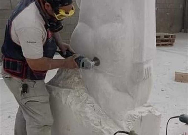 النحات المصري، الدكتور أحمد عبدالكريم عبدالنبي، أثناء العمل على تمثال "مصر تنهض". الدكتور أحمد عبدالكريم بجوار تمثال