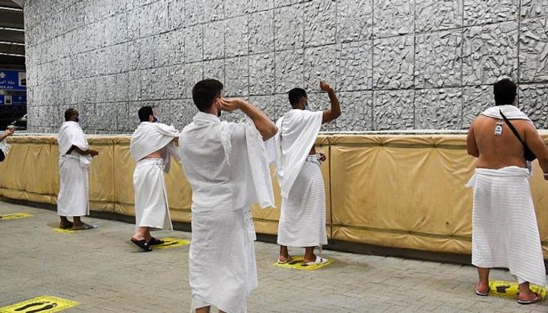 حجاج يرمون جمرة العقبة خلال شعائر الحج 