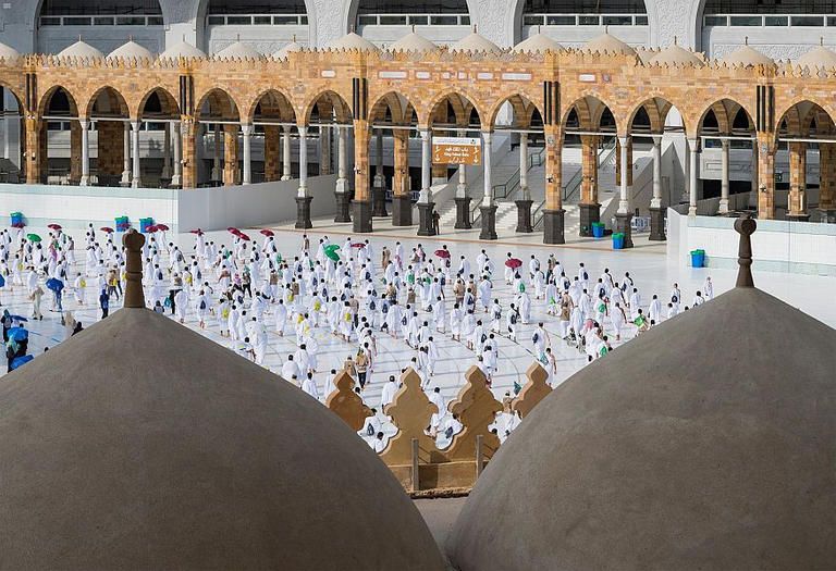 حجاج يرمون جمرة العقبة خلال شعائر الحج 