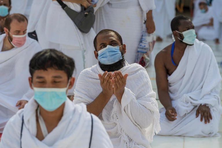 جانب من إجراءات تطهير وتعقيم المسجد الحرام باستخدام تقنية "الأوزون" 