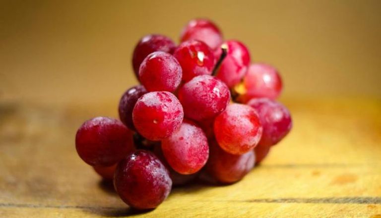العنب الأحمر يعود على الصحة بفوائد عديدة