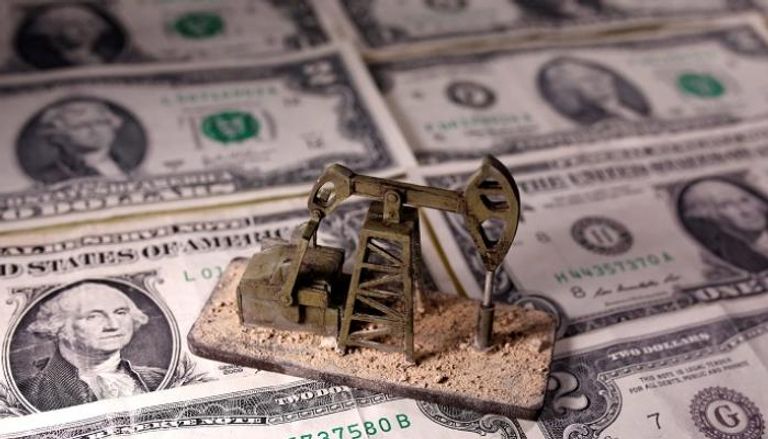 صعود الدولار والنفط وهبوط الذهب - رويترز