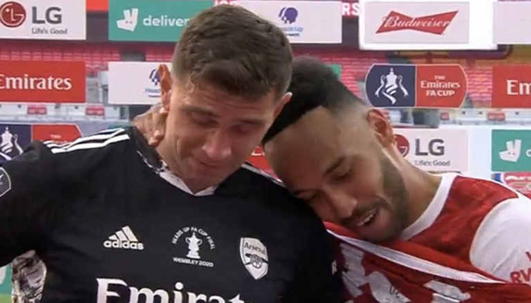 إيميليانو مارتينيز مع بيير إيميريك أوباميانج