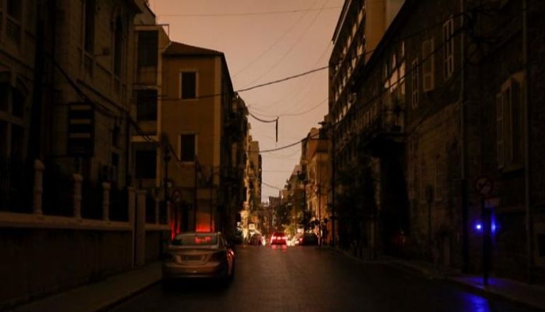 شارع مظلم في بيروت لانقطاع التيار الكهربائي - رويترز