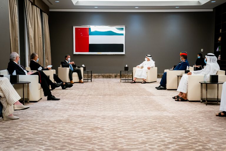 الشيخ عبدالله بن زايد آل نهيان خلال لقائه الجنرال ميغيل كوريا- وام