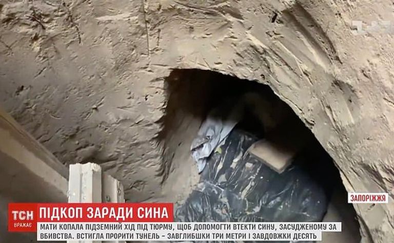 صورة لمدخل النفق الذي حفرته الأم