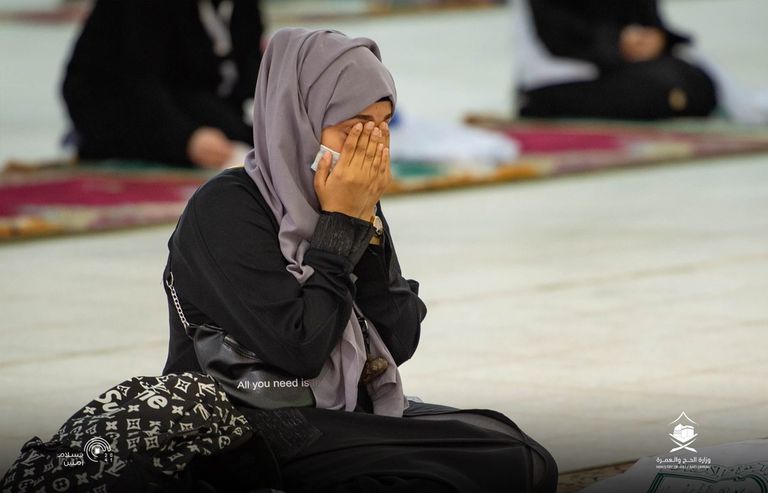 حاجة تدعو وترتدي كمامة للوقاية من كورونا في موسم الحج ١٤٤١هـ (2020) موسم الحج ٢٠٢٠