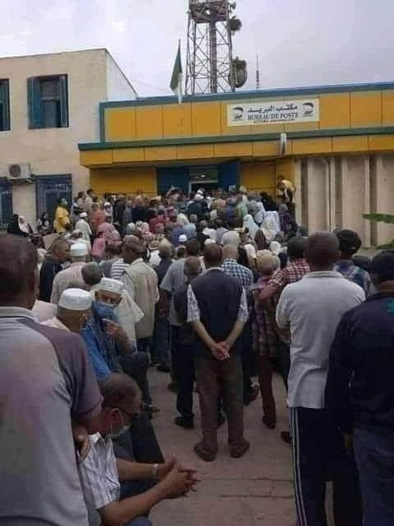 اكتظاظ أمام مراكز البريد بسبب ندرة السيولة المالية الرئيس الجزائري عبد المجيد تبون خلال اجتماع المجلس الأعلى للأمن