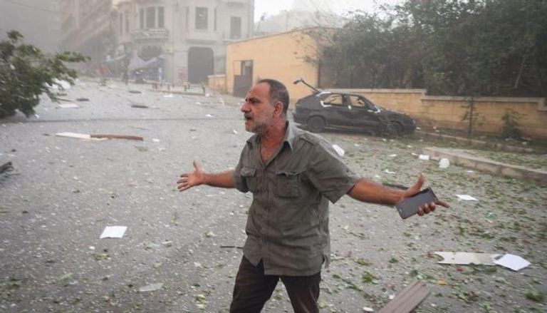 انفجار بيروت يصيب اللبنانيين بالصدمة