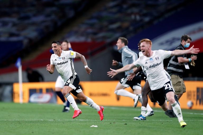 لاعبو فولهام يحتفلون بالتأهل للدوري الإنجليزي تأهل فولهام للدوري الإنجليزي