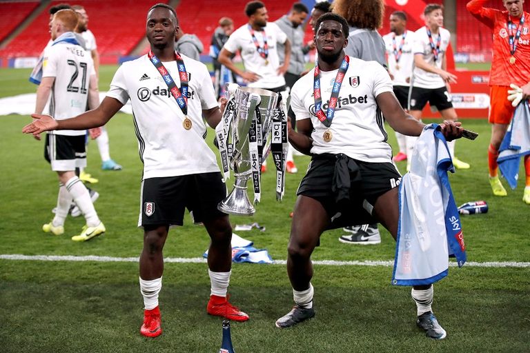 لاعبو فولهام يحتفلون بالتأهل للدوري الإنجليزي تأهل فولهام للدوري الإنجليزي