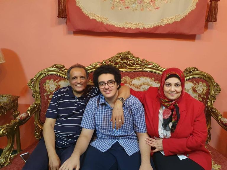 الطالبة سامية محمد بصحبة والدتها وخالها