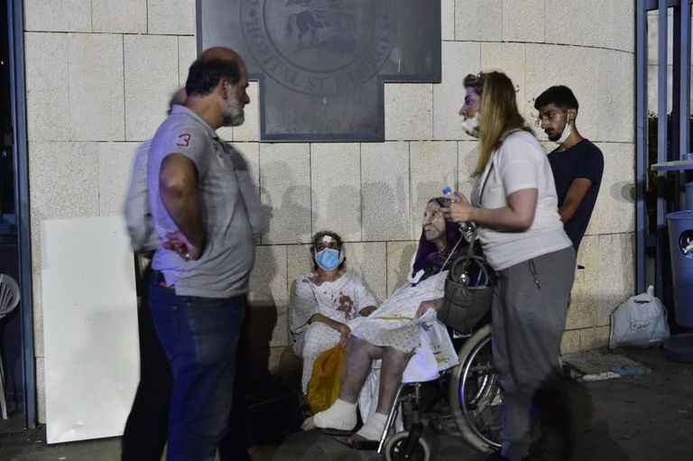 الشبان تجمعوا عند مدخل الطوارئ لتفقد أقربائهم