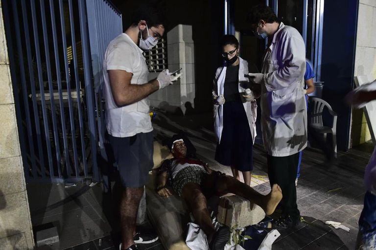 الشبان تجمعوا عند مدخل الطوارئ لتفقد أقربائهم