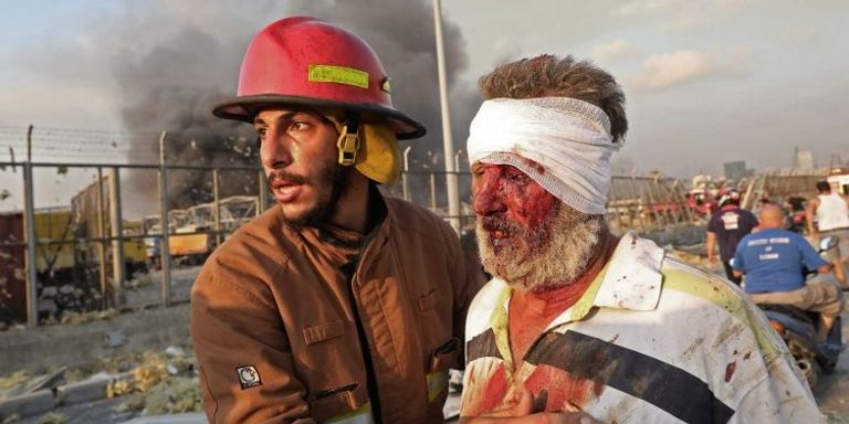 الشبان تجمعوا عند مدخل الطوارئ لتفقد أقربائهم